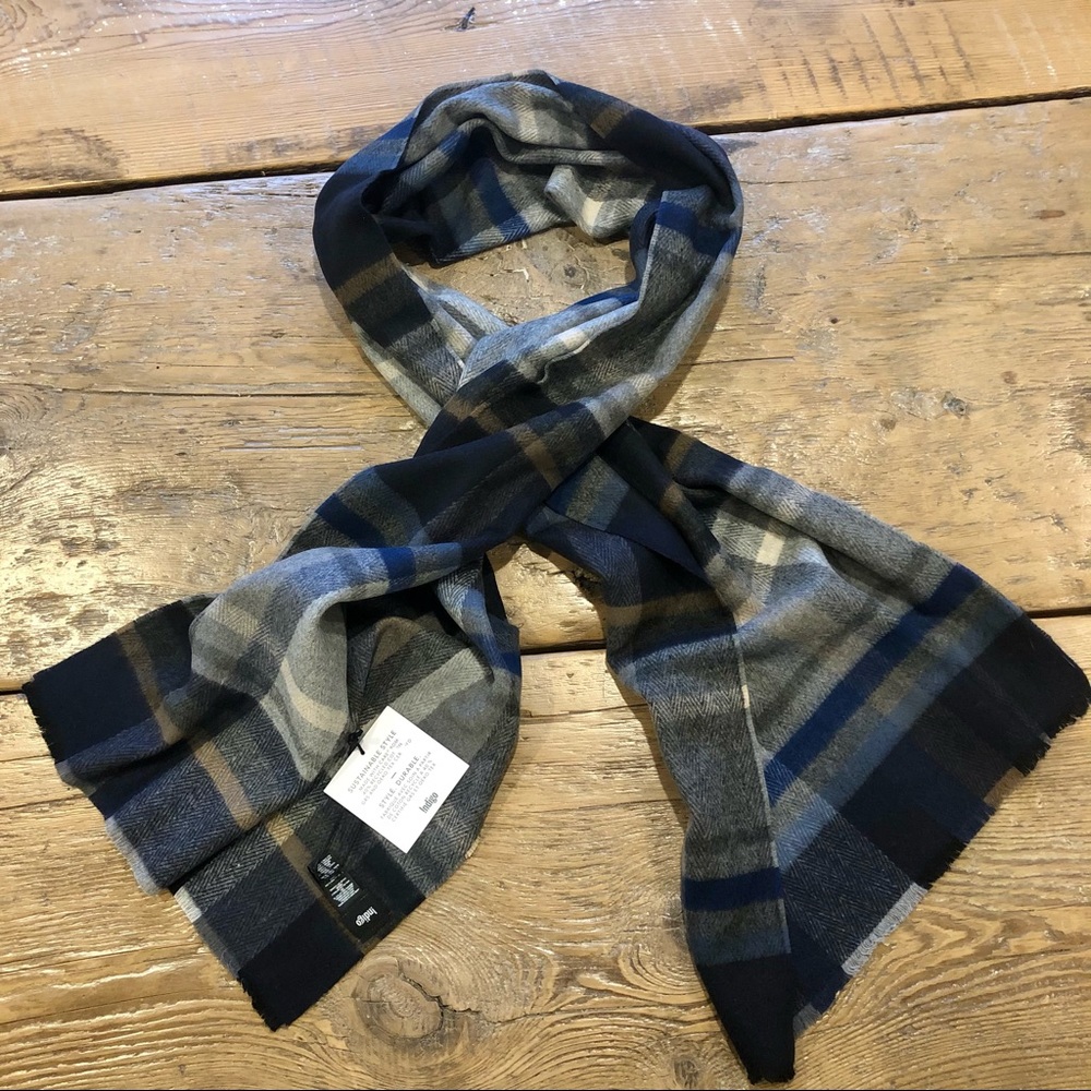 *NEW* Super Soft Navy & Grey Plaid Scarf